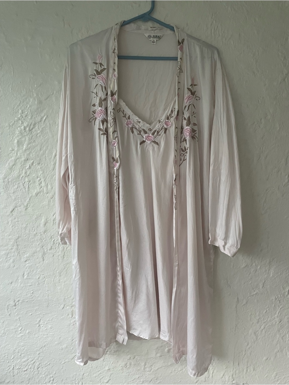 Vintage 100% silk light pink floral embroidered nightgown robe; size L
